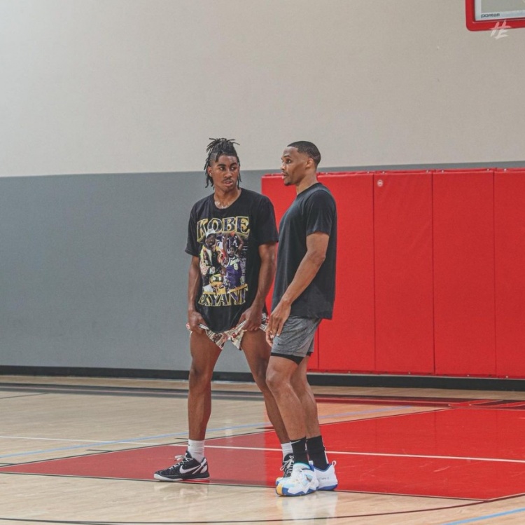 官方：除了被停赛一场之外，阿莱格里还被罚款1万欧元（官方通报：阿莱格里被禁赛一场并罚款1万欧元）