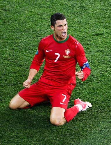 官方：除了被停赛一场之外，阿莱格里还被罚款1万欧元（官方通报：阿莱格里被禁赛一场并处以1万欧元罚款）