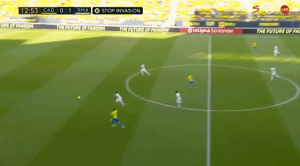 意大利赛车手罗西回忆马拉多纳：我曾单膝跪地亲吻他的左脚