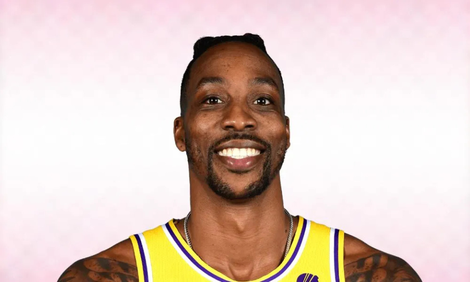 圣诞树入镜！杨瀚森更新社媒晒与奥登合影并配文：12月（杨瀚森社媒晒与奥登合照：圣诞树作背景，配文12月）