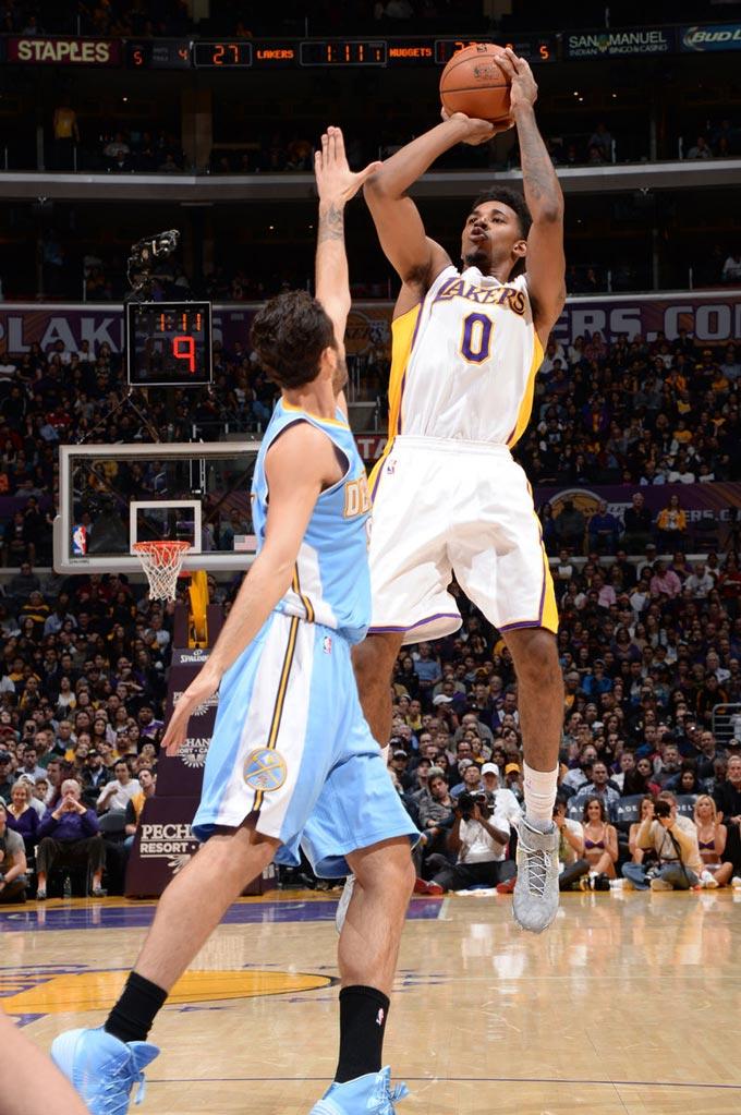 日媒：日本国门铃木彩艳预计13日在日本接受手指骨折手术（日媒称日本门将铃木彩艳预计13日于国内接受手指骨折手术）