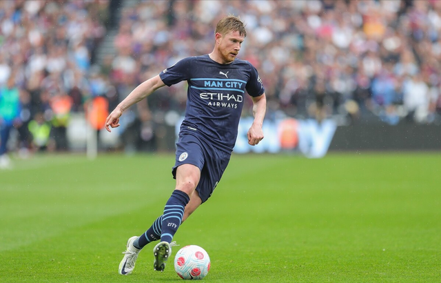 反身扣篮震撼全场（反身暴扣引爆全场）