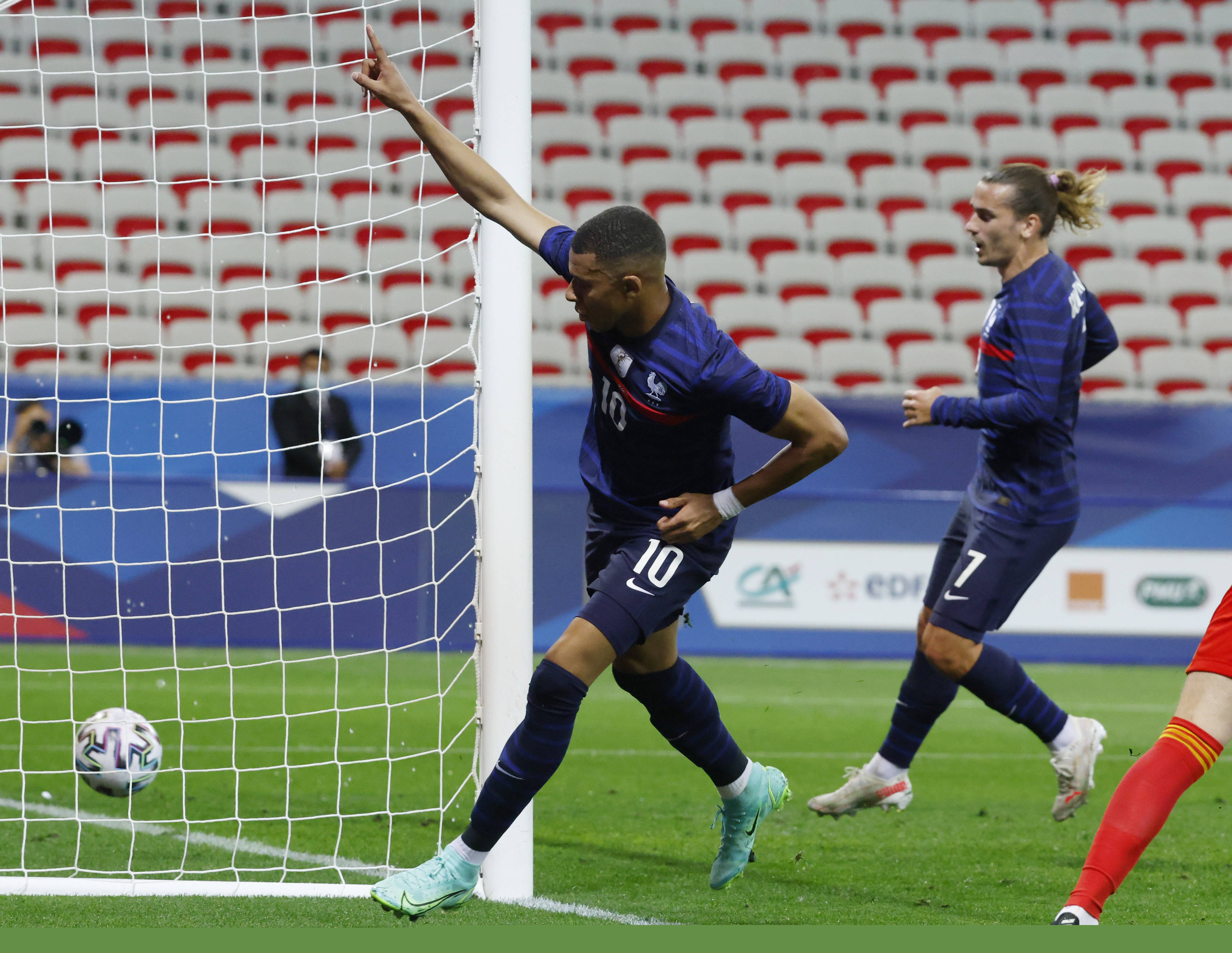 喜讯！32岁的津门虎队长在上港迎来转会加盟亚冠首秀，值得期待（32岁津门虎队长转投上港，亚冠首秀将上演，备受期待）