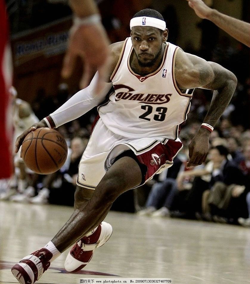 浙BA赛场热血对决场外市集逛吃两不误（浙BA激战正酣，场外市集逛吃不停）