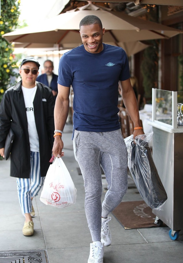 NBA杯MVP榜：亚历山大领跑，布伦森&卡斯尔紧随其后（NBA杯MVP竞速榜：亚历山大居首，布伦森与卡斯尔紧追不舍）