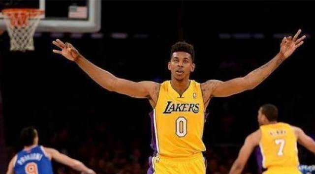 意媒：拜仁天才边锋利契纳或离队，尤文和米兰等队有意争夺（意媒：拜仁边路新星利契纳或将离队，尤文、米兰等队竞逐）