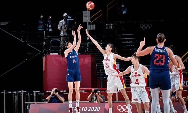 记者：汶马探赛后与海港助教约翰交换队服，两人曾在横滨合作（记者：赛后汶马探与海港助教约翰互换球衣，二人曾在横滨共事）